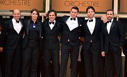 Zleva: producenti Jon Kilik a Megan Ellison, Mark Ruffalo, Channing Tatum, režisér Bennett Miller a Steve Carell na Filmovém festivalu v Cannes v roce 2014.