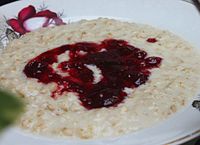 Porridge (Haferbrei) mit Beerenkompott