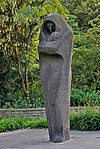 Memorialskulptur „Die Trauernde“ (1962) am Schloss Oberhausen