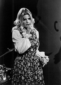 Skeeter Davis esiintymässä vuonna 1972.