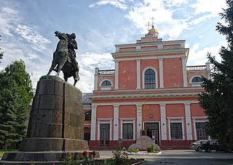 L'ancienne église catholique dominicaine, devenue cathédrale orthodoxe de la Nativité-du-Christ[3] et statue d'Alexandre Souvorov[4]