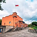 Fuerte de Santo Domingo en Tamsui, con la bandera española y la de otras naciones al pie.