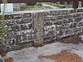 Calvaire dans le mur du parc de l'église.