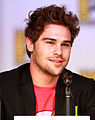 Grey Damon interpreta Brian Shafe