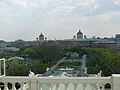 Blick vom Dach über den südlichen Seitenflügel auf Volksgarten und Museen