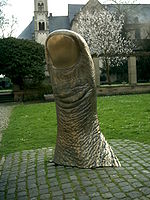 Le pouce (1965), sedan 1993 finns denna replik i brons på Ludwig Museum i tyska Koblenz