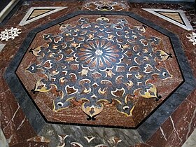 Marqueterie de marbre au sol.