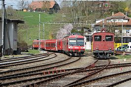 Bahnhof Sumiswald-Grünen im Emmental op 19 april 2009 B-Jumbo rijtuig in het midden