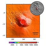 Arsia Mons, un volcan bouclier d'environ 435 km de diamètre pour 9 km de haut avec une énorme caldeira de 110 km de diamètre à 16 km d'altitude ; c'est le plus méridional des trois volcans des Tharsis Montes.