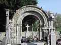 Romanisches Portal der früheren Kirche