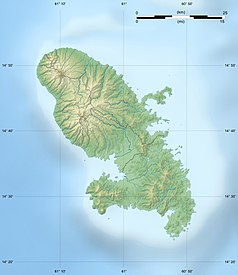 Mapa konturowa Martyniki, u góry po lewej znajduje się czarny trójkącik z opisem „Montagne Pelée”