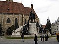 Patung Matthias Corvinus di depan Gereja Santo Michael di Cluj-Napoca, Rumania, kota di mana ia dilahirkan (dahulu Kolozsvár, Hongaria)