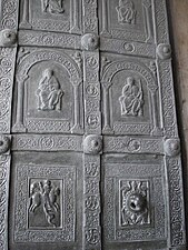 Puerta norte de la catedral de Monreale (c.1190), de Barisano de Trani, consta de veintiocho paneles que representan cuarenta y dos figuras, mostrando una mayor intención escultórica que en sus anteriores puertas.