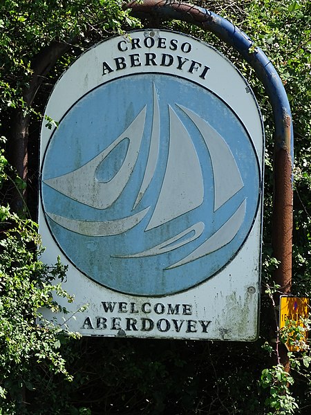 File:Aberdyfi-Aberdovey western approach sign.jpg