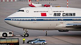 Die Chinese landsvlag pryk op die romp van 'n Air China vliegtuig. Air China is die enigste vlagdraer van China.