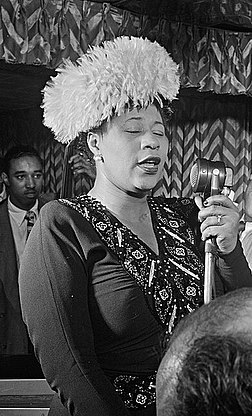 Ella Fitzgerald en concert en 1947, avec Dizzy Gillespie, Ray Brown, et Milt Jackson, au Downbeat Jazz Club de New York.