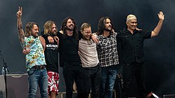 A Foo Fighters egy koncerten, 2018-ban. Balról jobbra: Chris Shiflett, Taylor Hawkins, Dave Grohl, Nate Mendel, Rami Jaffee, és Pat Smear