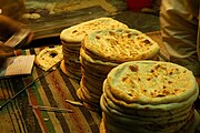 Naan baru saja diangkat dari tandoor di Karachi, Pakistan