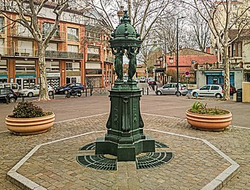 La fontaine Wallace de la place du Ravelin.