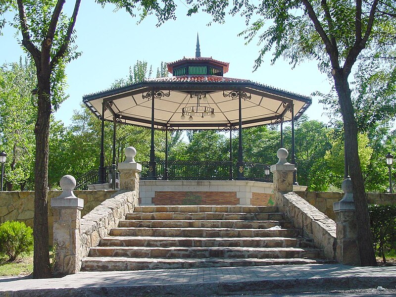 File:Templete del Parque Municipal de Brunete.jpg