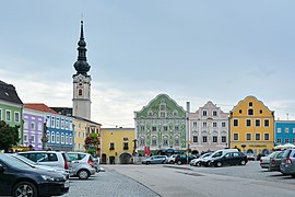 Obernberg aI Marktplatz mit Kirche.jpg