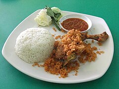 Ayam goreng dihidang dengan sambal terasi