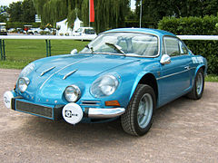 Une Alpine A110 équipée de phares antibrouillards Cibié.