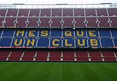 Santiago Bernabéu-stadion (vänster) var värd för sitt första El Clásico år 1948, Camp Nou (höger) tio år senare.