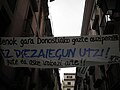 Euskal herritar gazte auziperatuen aldeko pankarta, Donostian