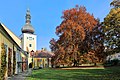 Innenhof des Vorschlosses von Puchheim mit einer als Naturdenkmal ausgewiesenen Blutbuche