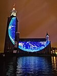 2021 Konstnären Andreas Skäberg från studio PXLFLD utvecklade ljusinstallationen på stadshuset i Stockholm för Nobel Week Lights. Konstverken inspirerades av nobelpristagaren William Bragg som fick nobelpriset i fysik 1915. Han sa: "Ljuset bringar nyheter frän universum." Konstverken visar hur vissa extrema evenemang i rymden påverkar livet på jorden. Installationen vill uppmärksamma forskningen och fotografin av fenomen i rymden och fotografin av jorden från rymden.