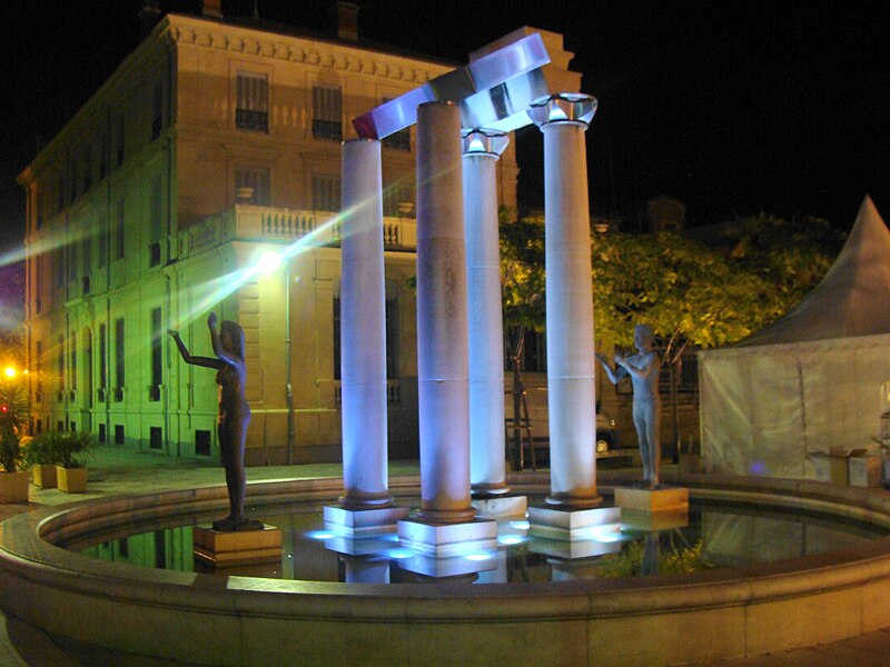 File:Nîmes - Place d'Assas.JPG