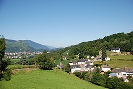 Village de Bourréac avec vue sur la ville de Lourdes