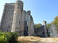 Logis rénové (à gauche) et ruines (à droite).