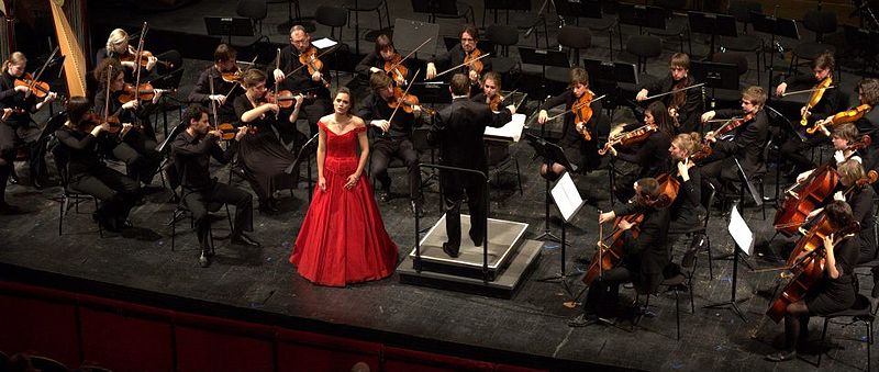 File:Frascati Symphonic met sopraan Noémie Schellens in de Muntschouwburg.jpg