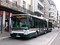 Un Irisbus Citelis 18 à l'arrêt Les Halles.