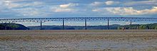 Panorama de una villa cerca del río visible a distancia.