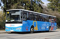 Photographie en couleurs d'un autocar bleu, avec les couleurs du réseau, à Poisy.