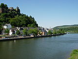 bordo de la rivero Saro en la urboparto Niederleuken, supre la Burgo Saarburg