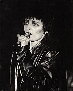 Siouxsie Sioux esiintymässä vuonna 1980.