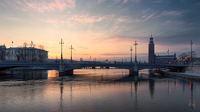 Vasabron (Vasa bridge) across the Norrström in Stockholm, with Stockholms Stadshuset (city hall) in the background.