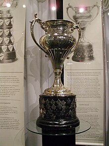 Photographie de la Coupe Allan dans une vitrine