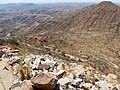 Blick auf die Serpentinen der Auffahrt und den Kleinen Gamsberg