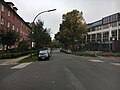 Lämmersieth, Blick von der Kreuzung Pfauenweg zur Krausestraße, rechts die Geschäftsstelle der HANSA Baugenossenschaft