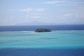 Récif barrière côté lagon, avec un motu.