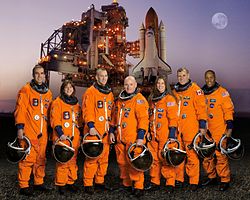 v. l. n. r. Richard Mastracchio, Barbara Morgan, Charles Hobaugh, Scott Kelly, Tracy Caldwell, Dafydd Williams und Alvin Drew