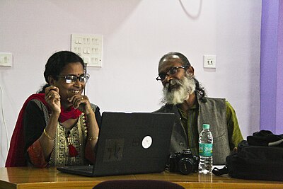 বাংলা উইকিপিডিয়া ব্যবহারকারী সুমিতা রায় দত্ত, তাঁর স্বামী গৌতম দত্তকে উইকিপিডিয়া সম্পাদনা হ্যান্ডস্ অন শেখাচ্ছেন