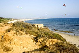 Español: Fortín militar español en la Playa de los Lances, al fondo, Tarifa.