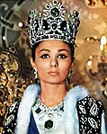 Farah Pahlavi i kröningsdräkt 1967.