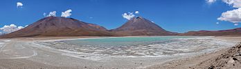 Vista da Laguna Verde, um lago salgado endorreico de 1,7 km² de superfície situado no sudoeste do Altiplano andino, Bolívia. O lago está localizado na parte inferior do vulcão Licancabur, na província de Sur Lípez, departamento de Potosí, próximo da divisa com o Chile. (definição 15 124 × 4 345)